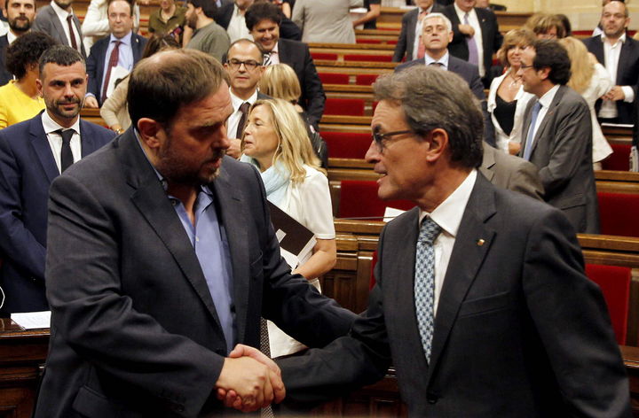 Nueva consulta. El presidente de la Generalitat, Artur Mas (d), estrecha la mano del líder de ERC, Oriol Junqueras.