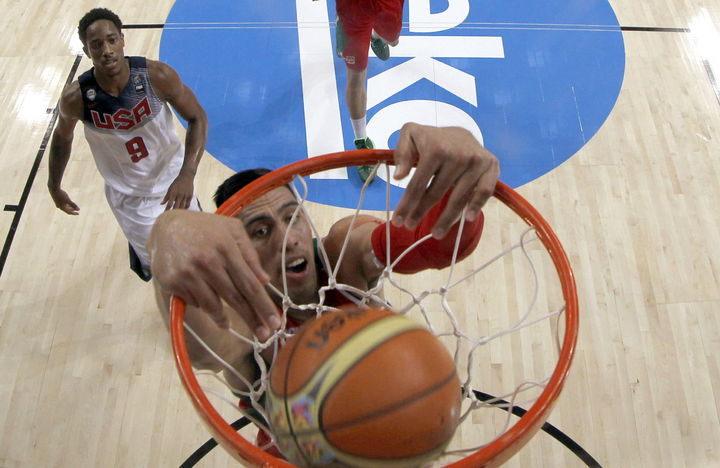 Ayón abandonó España en el verano de 2011 para probar en la NBA. 