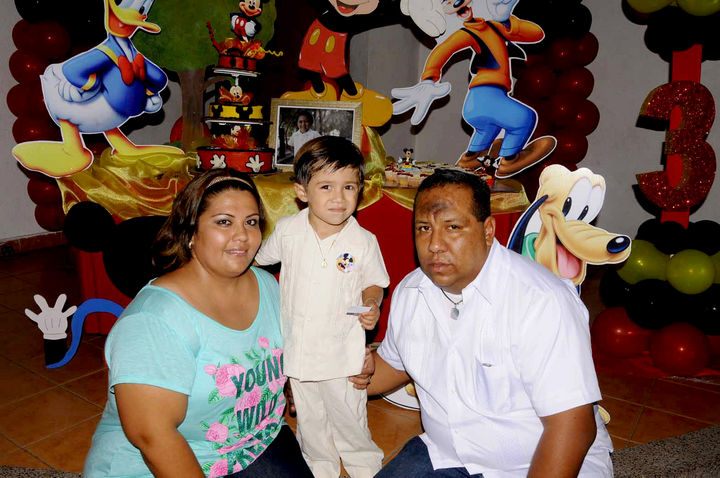 Muy feliz se encontró al festejado en compañía de sus papás, Ing. Jesús Gerardo Ayabar Martínez e Ing. Diana Cristina Reyes Cepeda
