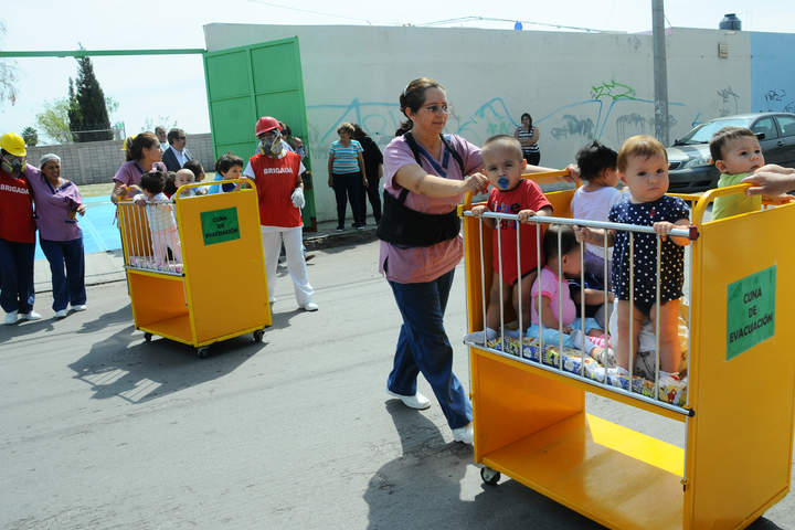 Menores. Niños de una guardería fueron sacados en sus cunas con mucha organización y cuidado.