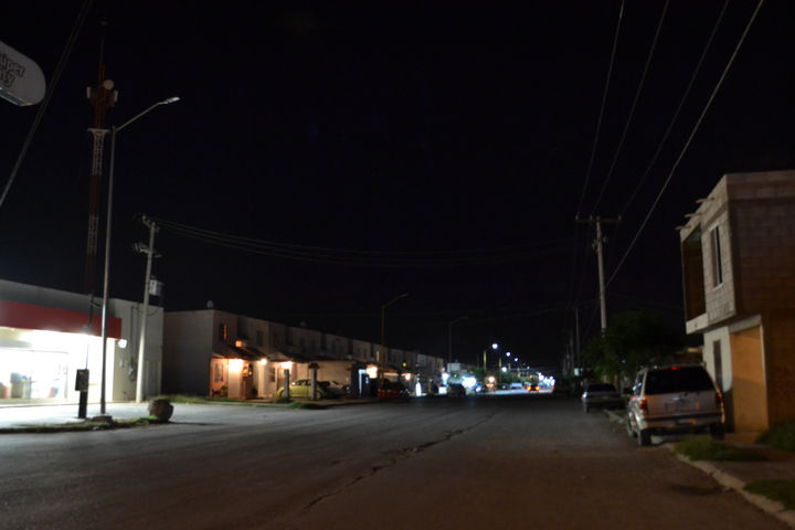 
A oscuras una parte. La luz led de las luminarias nuevas, no alumbran toda la calle Pirita, debido a que cinco no encienden. La calle se ubica en la colonia Joyas de Torreón. Vecinos dicen que esperan la reparación de las luminarias.
