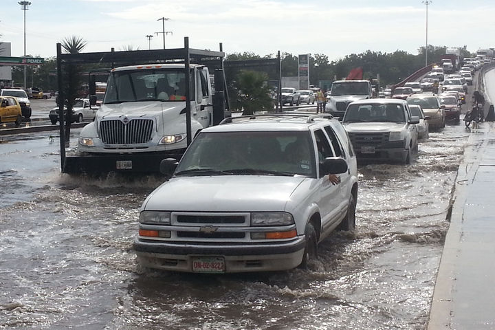 Afectaciones. El flujo vehicular se vio interrumpido en el Puente del Campesino debido a la laguna que se formó en los carriles que circulan de Torreón a Gómez Palacio.