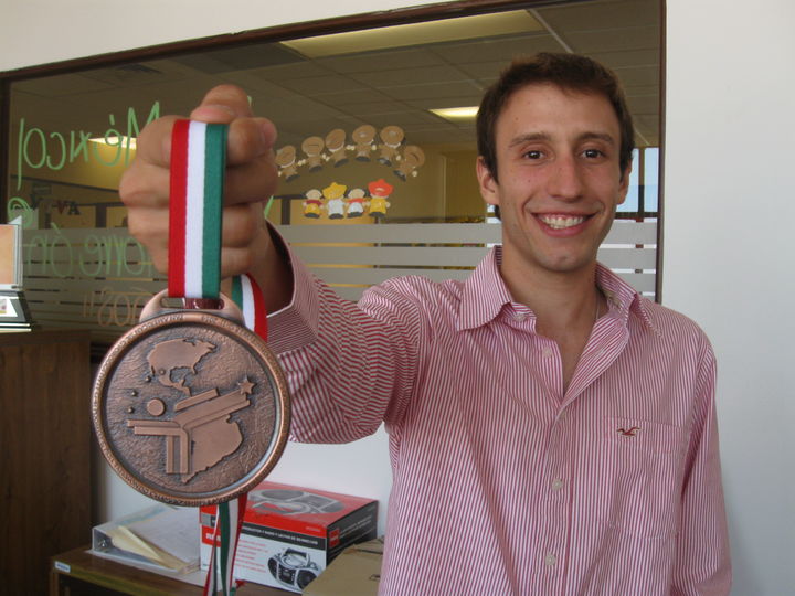 Orgulloso muestra José Eduardo Cavazos la medalla de bronce lograda en el Campeonato Panamericano de Tae Kwon Do 2014. Presume bronce  Panamericano