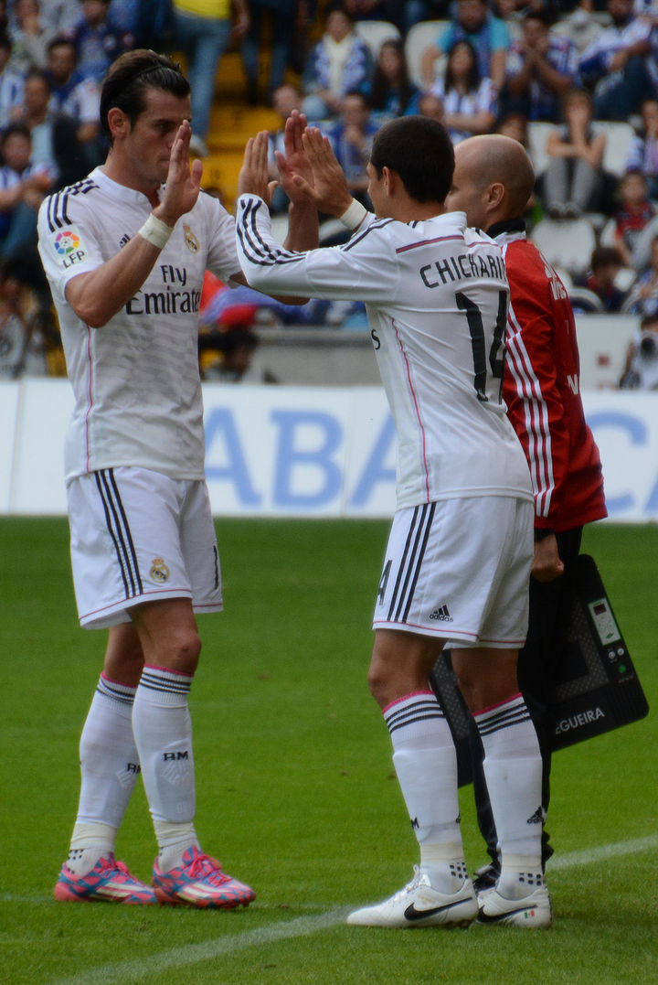 El mexicano (der.) ingresó a la cancha al 77 por Gareth Bale en la segunda mitad y colaboró en la goleada 8-2 al Deportivo. (EFE)
