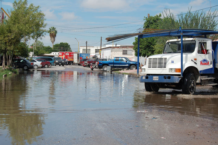 Lagunas. Las lagunas se formaron en varios puntos de la ciudad y personal de Protección Civil acudió para rebombear el agua.
