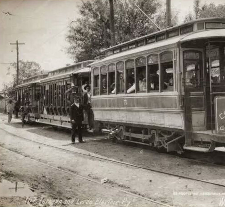 Progreso. A finales del siglo XIX el tranvía eléctrico ya recorría las principales calles de la zona Centro de Torreón.