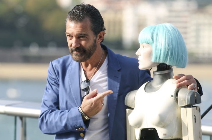 Personaje. El actor posa con la robot Cleo antes de presentar Autómata, una cinta futurista.