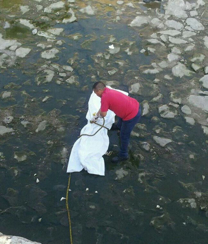 Muerto. Con la ayuda de los bomberos fue rescatado el cadáver del fondo del canal Sacramento en Gómez Palacio, donde fue encontrado ayer por la mañana.