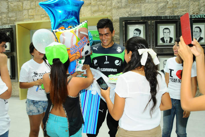 Las aficionadas le entregaron a Oswaldo Sánchez globos y un pastel por su cumpleaños. (Fotos de Jesús Galindo)
