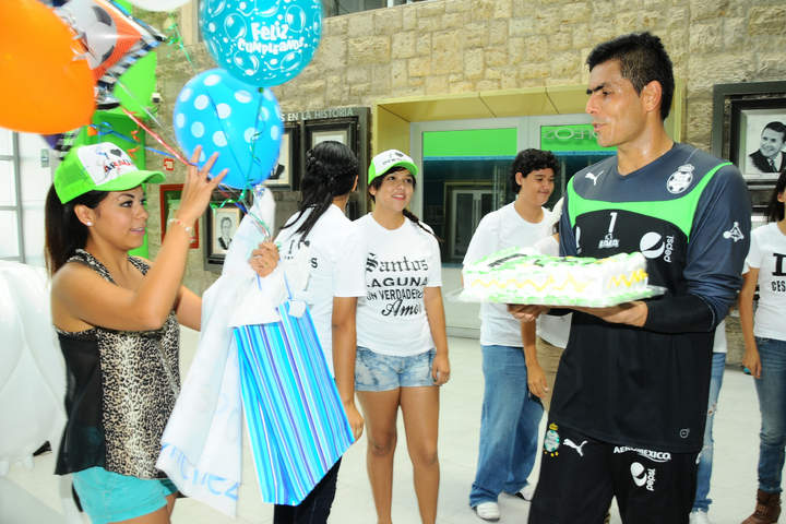 Oswaldo fue sorprendido por las aficionadas cuando se dirigía al vestidor del equipo después del entrenamiento. (Fotos de Jesús Galindo)