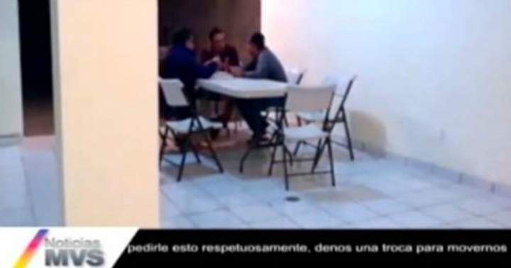 Noticias MVS difundió un video donde se observa la reunión del capo con dos periodistas de Michoacán, uno de ellos Eliseo Caballero y el otro, José Luis Díaz, dueño y director de la agencia Esquema. (Internet)