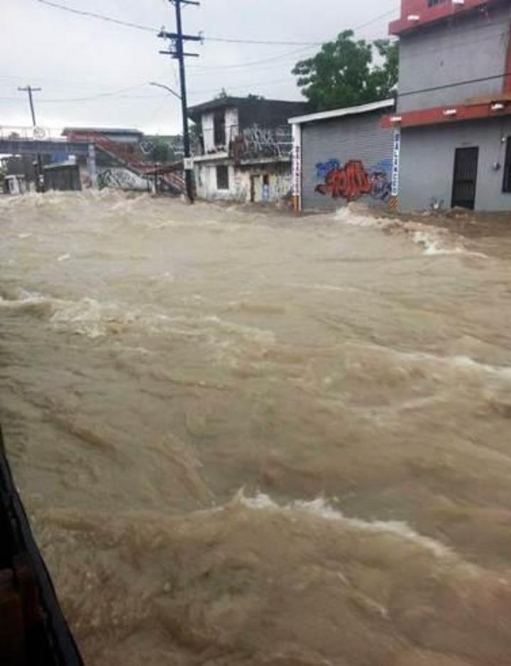 Distintas zonas de Monterrey han quedado bajo el agua. (Twitter) 