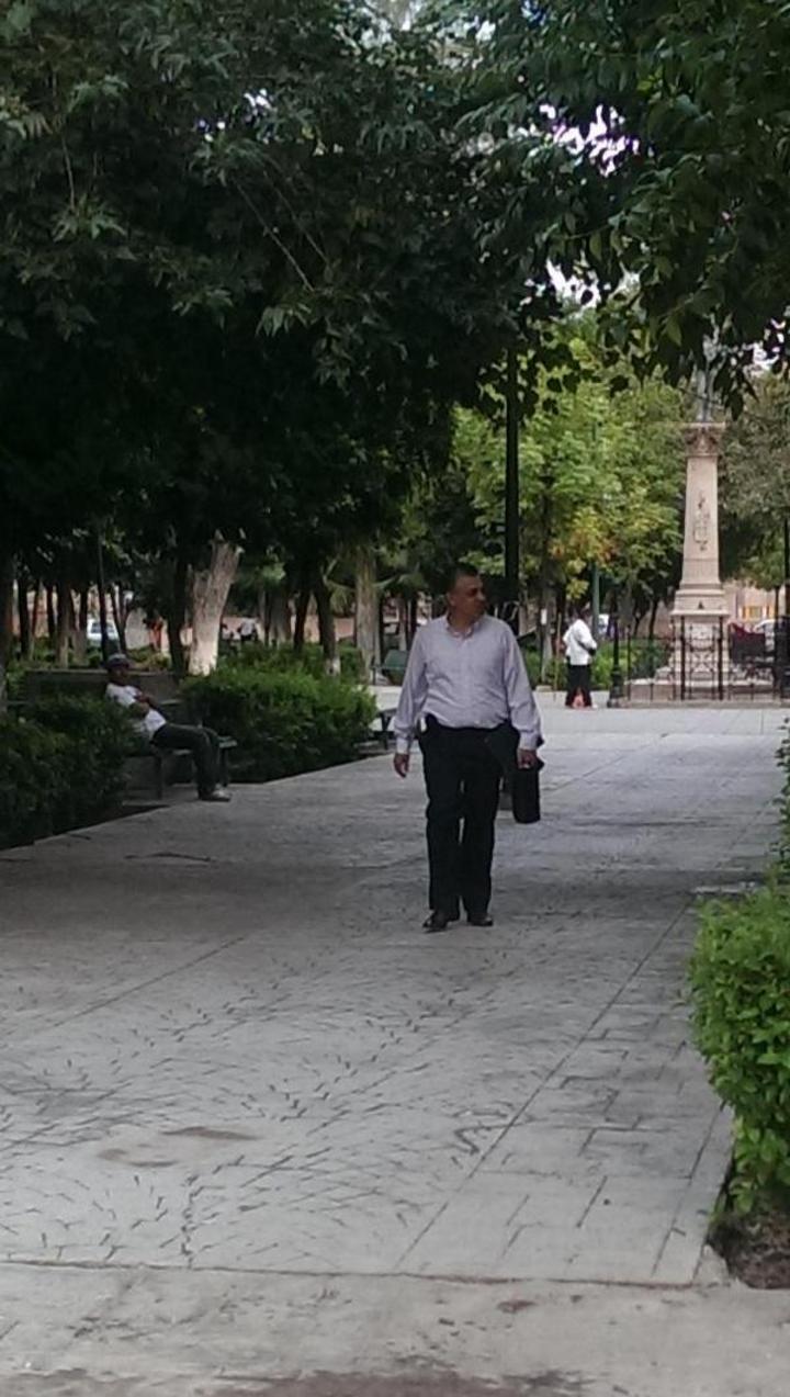 El alcalde lerdense Luis de Villa llegó a la Presidencia caminando. (Twitter)