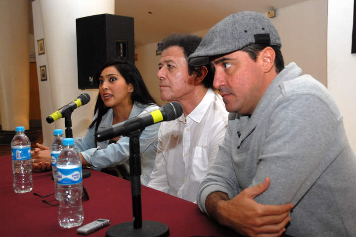 Enrique del Olmo, Manuel Gorka y Gloria Toba anunciaron la obra que se presenta este martes en Torreón. (EL SIGLO DE TORREÓN)