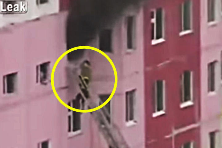 La mujer se desespera y sube a la escalera sin la guía del bombero. (YouTube)