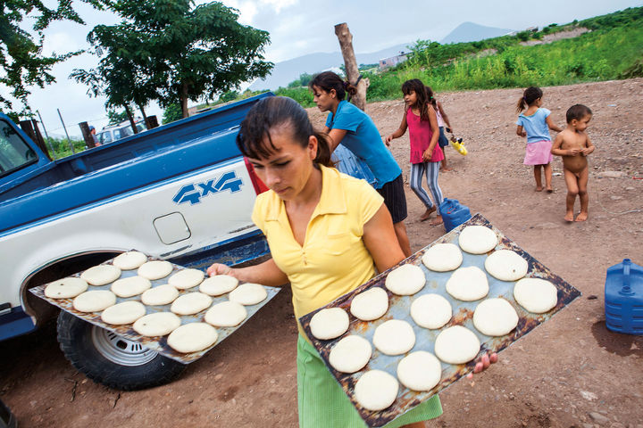 Pobreza. Una madre coce pan para alimentar a su familia, toda ella desplazada por la violencia en Sinaloa.