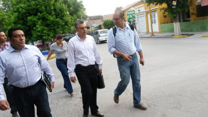 Llega caminando. En su cuenta, Luis de Villa, alcalde de Lerdo subió una foto donde atravesaba caminando la Plazuela Juárez caminó a la Presidencia Municipal.