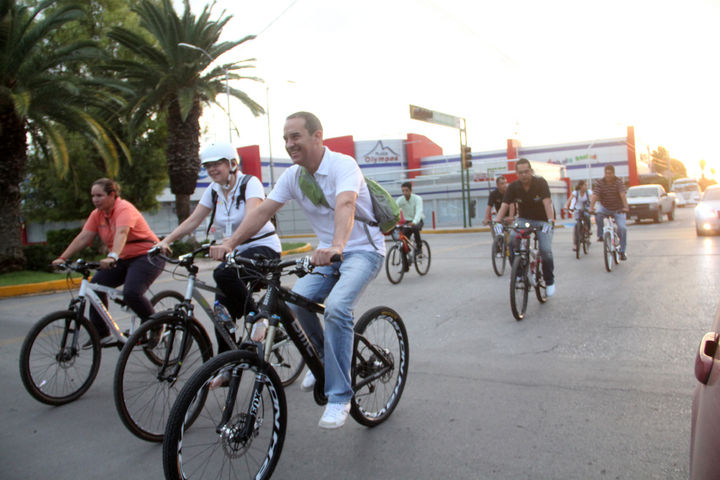 A presidencia. Funcionarios y empleados del Municipio de Torreón se trasladan en bici por la Abasolo y Colón.