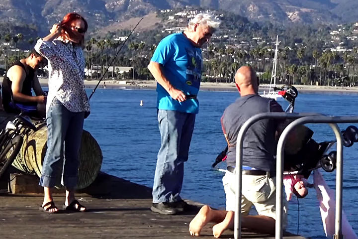 El falso bebé cae al agua para el asombro y temor de los turistas. (YouTube)