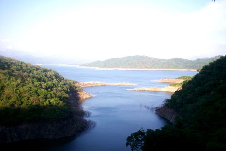 Pesca. La presa El Comedero, ubicada en el estado de Sinaloa, ha disminuido la actividad pesquera por la supuesta contaminación propiciada por la mina Bacís en Durango.