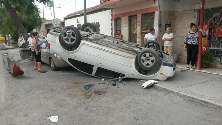Aparatoso. Así terminó el VW Jetta luego de ser chocado por otro vehículo.