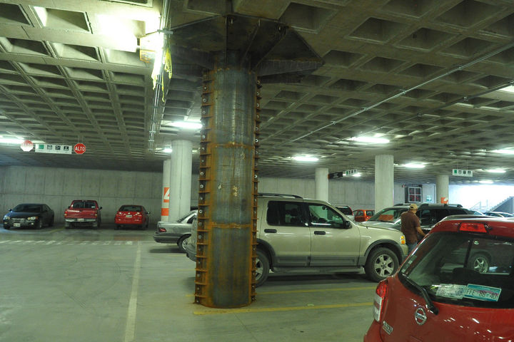 Con acero.- Con acero de un centímetro y medio de grosor, se recubrió totalmente una columna del estacionamiento subterráneo