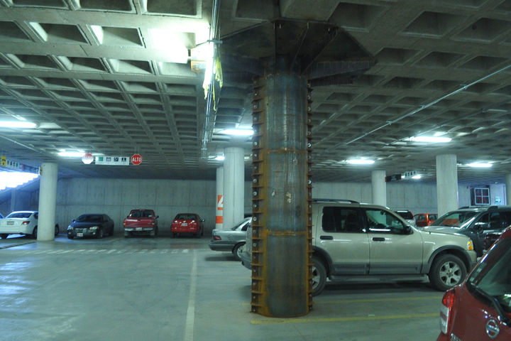 Recubren. Una columna del estacionamiento es recubierta con acero de un centímetro y medio.
