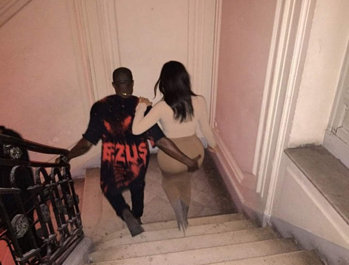 Mientras que Kim recarga su brazo izquierdo sobre el hombro derecho de Kanye, el rapero posa su mano derecha en el trasero de Kardashian, quien portaba una ajustada falda color carne. (Instagram)

