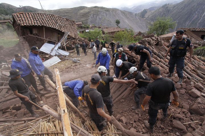 Rescate. En la imagen se observan acciones de rescate de algunas personas que fueron afectadas por el sismo. (AP)