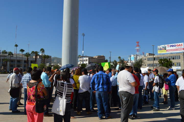 Unas 40 personas participaron en la protesta que se realizó desde las diez de la mañana en la Plaza Mayor. (El Siglo de Torreón) 
