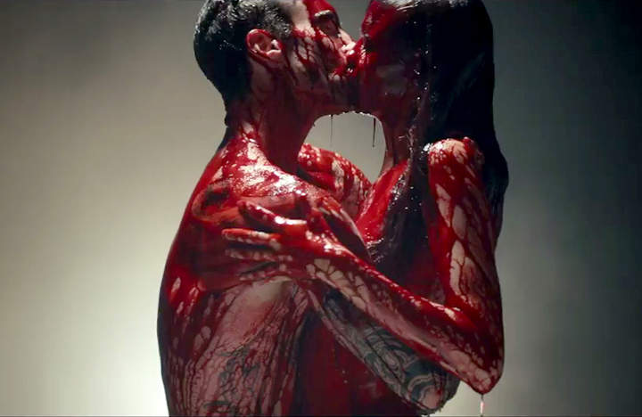 Adam Levine y su esposa Behati Prinsloo protagonizan el nuevo polémico video de Maroon 5.  (YouTube)