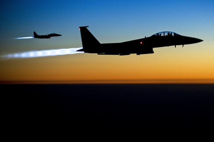 Un par de cazabombarderos F-15 vuelan sobre el norte de Irak después de bombardear objetivos militares del autoproclamado Estado Islámico (EI). (ARCHIVO)
