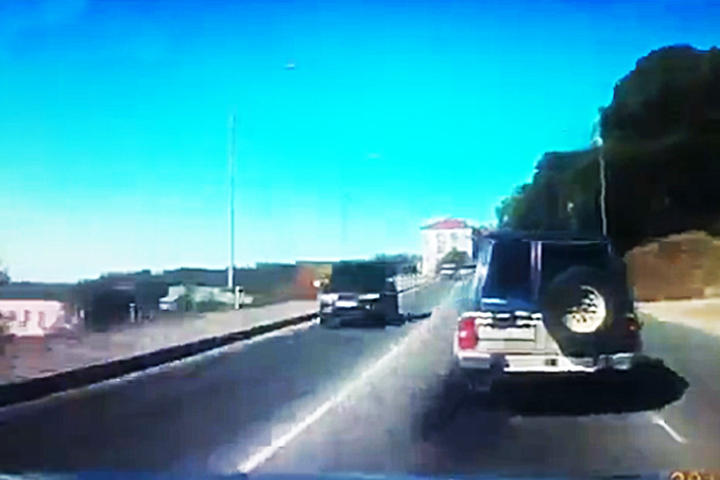 El conductor terminó llevándose a varios peatones a su paso. (YouTube)