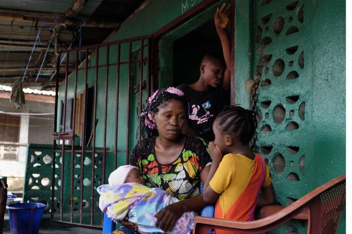 Tragedias. En la imagen una mujer que quedó viuda con tres hijos tras la muerte de su esposo por ébola. (AP)