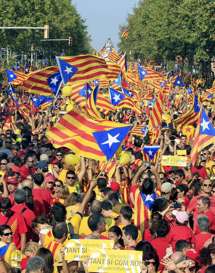 Consulta catalana. Cientos de miles de manifestaron a favor de la consulta, programada para la 9 de noviembre.