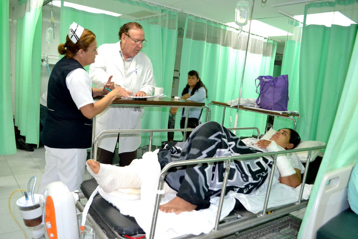 Al tope. En una camilla que le prestó Cruz Verde, Janeth Alanís, espera en el pasillo de urgencias del Hospital General de Torreón a que se desocupe una cama.  