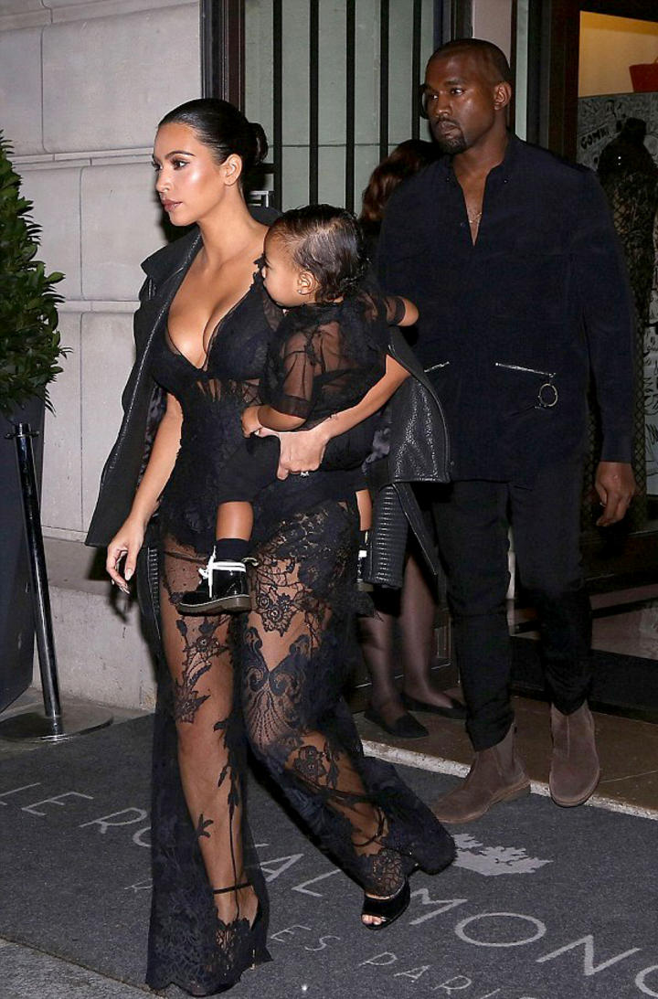 Kim Kardashian generó algunos comentarios porque vistió a su hija North a juego con ella luciendo también transparencias. (Tomada del sitio DailyMail.co.uk) 