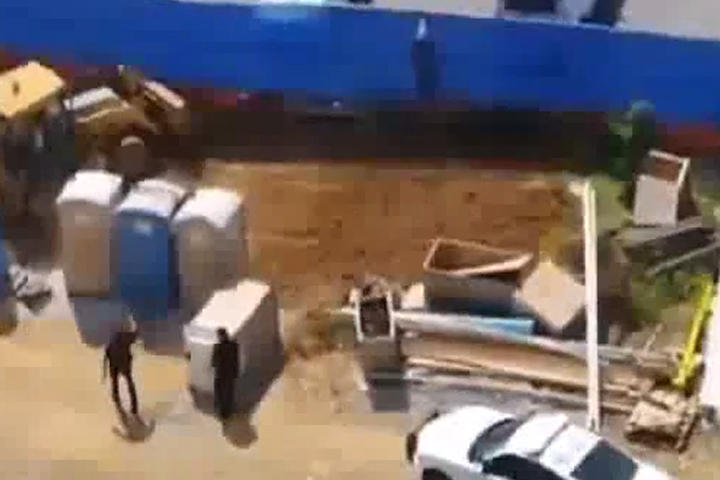 Los agentes detienen al malhechor pero antes derriban el contenedor sanitario donde este se encontraba. (YouTube)