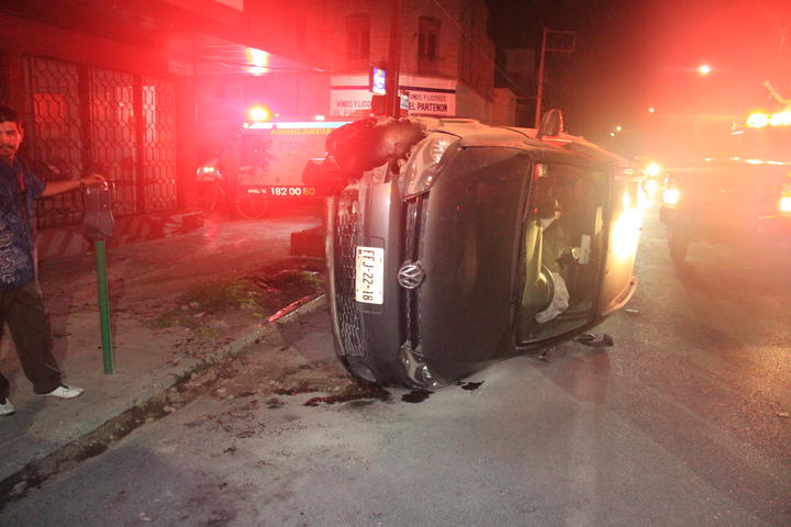 El accidente se registró alrededor de las 21:00 horas en la confluencia de avenida Matamoros y calle Blanco de la zona centro de Torreón. 