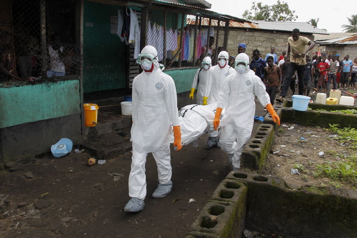 Acciones. En Liberia, el país más afectado, enfermeros trasladan el cadáver de una persona que murió de ébola. (EFE)
