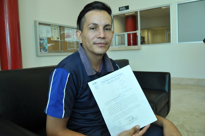 Molestia. Javier Favela muestra el documento en el que la directora le anuncia su baja temporal y los motivos. 