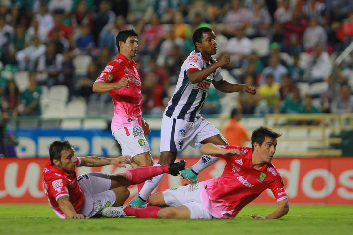 El colombiano Dorlan Pabón anotó un par de goles anoche en el estadio Nou Camp, de León. (Jam Media)