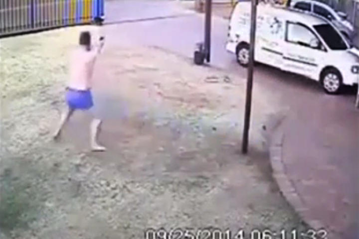 El hombre sale con una pistola y consigue espantar a los delincuentes. (YouTube)