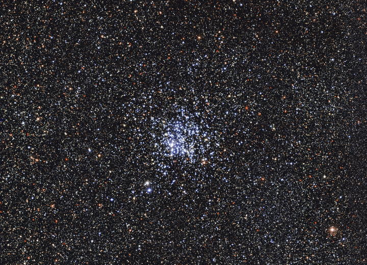 El cúmulo Messier 11, conocido también como NGC 6705 o como el Cúmulo del Pato Salvaje y salpicado de estrellas azules, está situado a unos 6,000 años luz de la Tierra, en la constelación de Scutum (el escudo). (EFE)