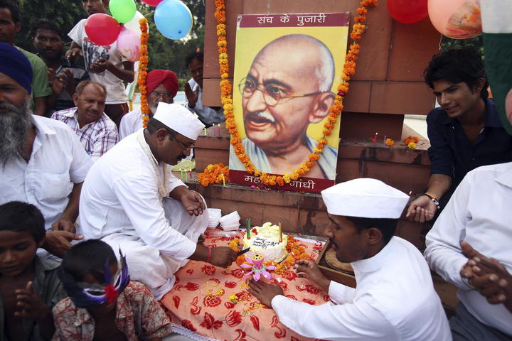 Con ofrendas florales que serán colocadas en el busto erguido en honor a Mahatma Gandhi, en India, es recordado el pacifista hindú en el 145 aniversario de su natalicio. (ARCHIVO)