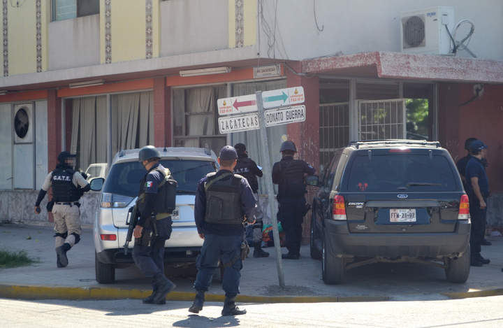 Tras el ataque, uno de los jóvenes quedó muerto y el otro logró cubrirse de las balas al interior de una construcción, en la que estaba trabajando. (El Siglo de Torreón) 
