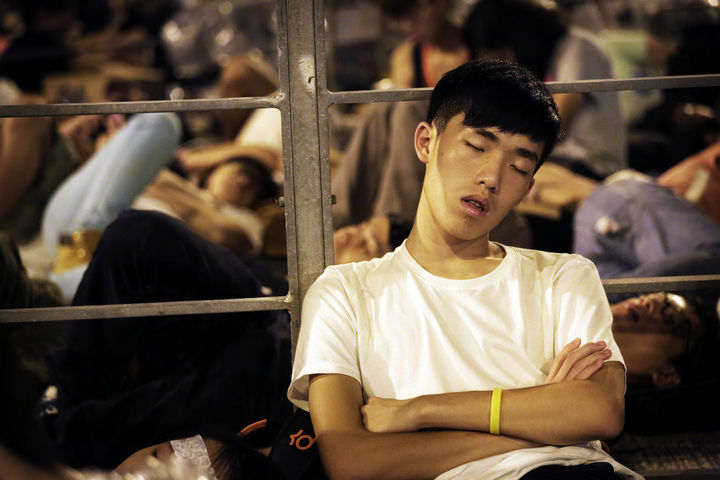Joven. Estudiantes en Hong Kong han mantenido días de protesta. En la imagen se observa un joven que cayó en sueño profundo. (AP)