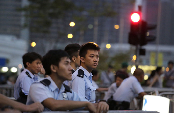 Policías. La policía en Hong Kong se mantuvo atenta ante disturbios; en la sesión se lanzaron 87 rondas de gases lacrimógenos. (AP)