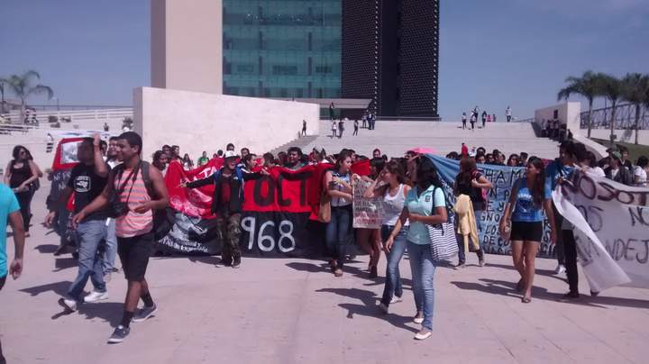 Los estudiantes lanzaron algunas consignas en la presidencia municipal, en donde hicieron una parada. (El Siglo de Torreón) 
