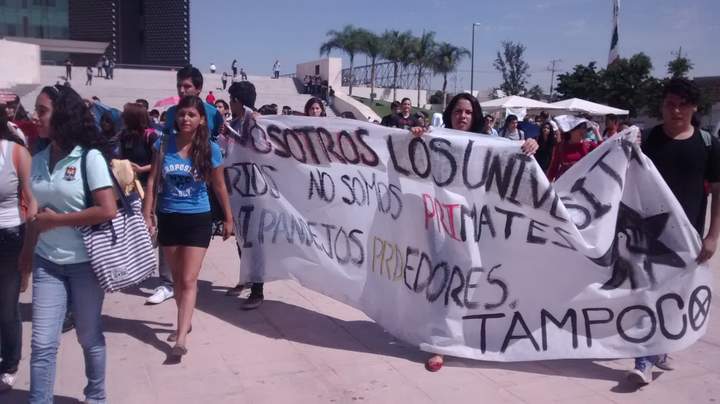 A la marcha se unieron alumnos y alumnas del CBTIS 156 de la Joya, PVC, de la Narro y el Tec Laguna. La marcha comenzó en Ciencias Políticas y terminó con un mitin en la Plaza de Armas. (El Siglo de Torreón)
